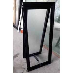 Ventana proyectante Ekonal con brazo Italiano